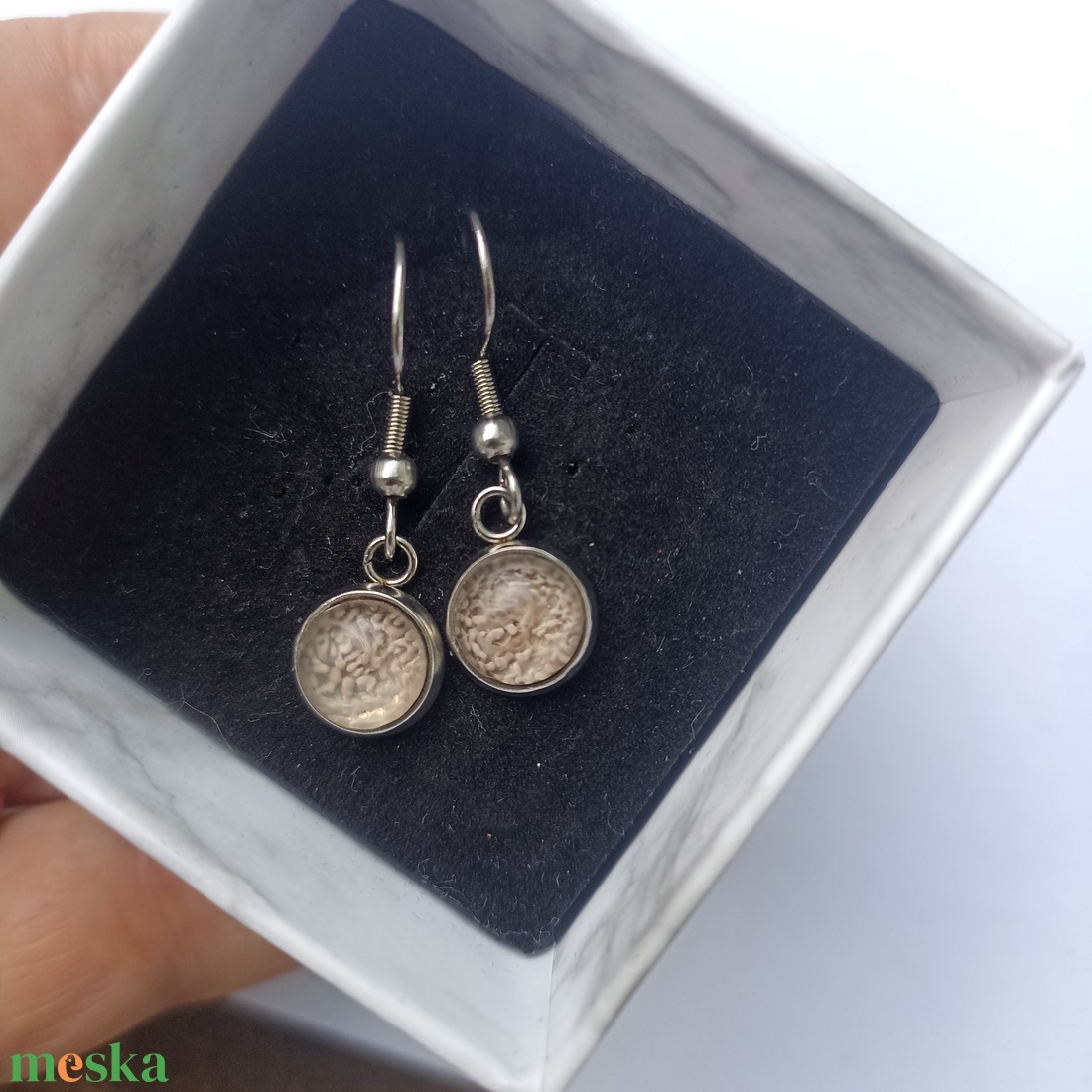 Bézs színű akasztós epoxi fülbevaló - ékszer - fülbevaló - lógós kerek fülbevaló - Meska.hu