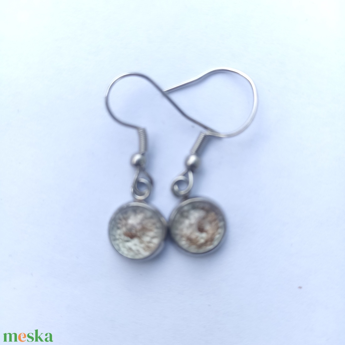 Bézs színű akasztós epoxi fülbevaló - ékszer - fülbevaló - lógós kerek fülbevaló - Meska.hu