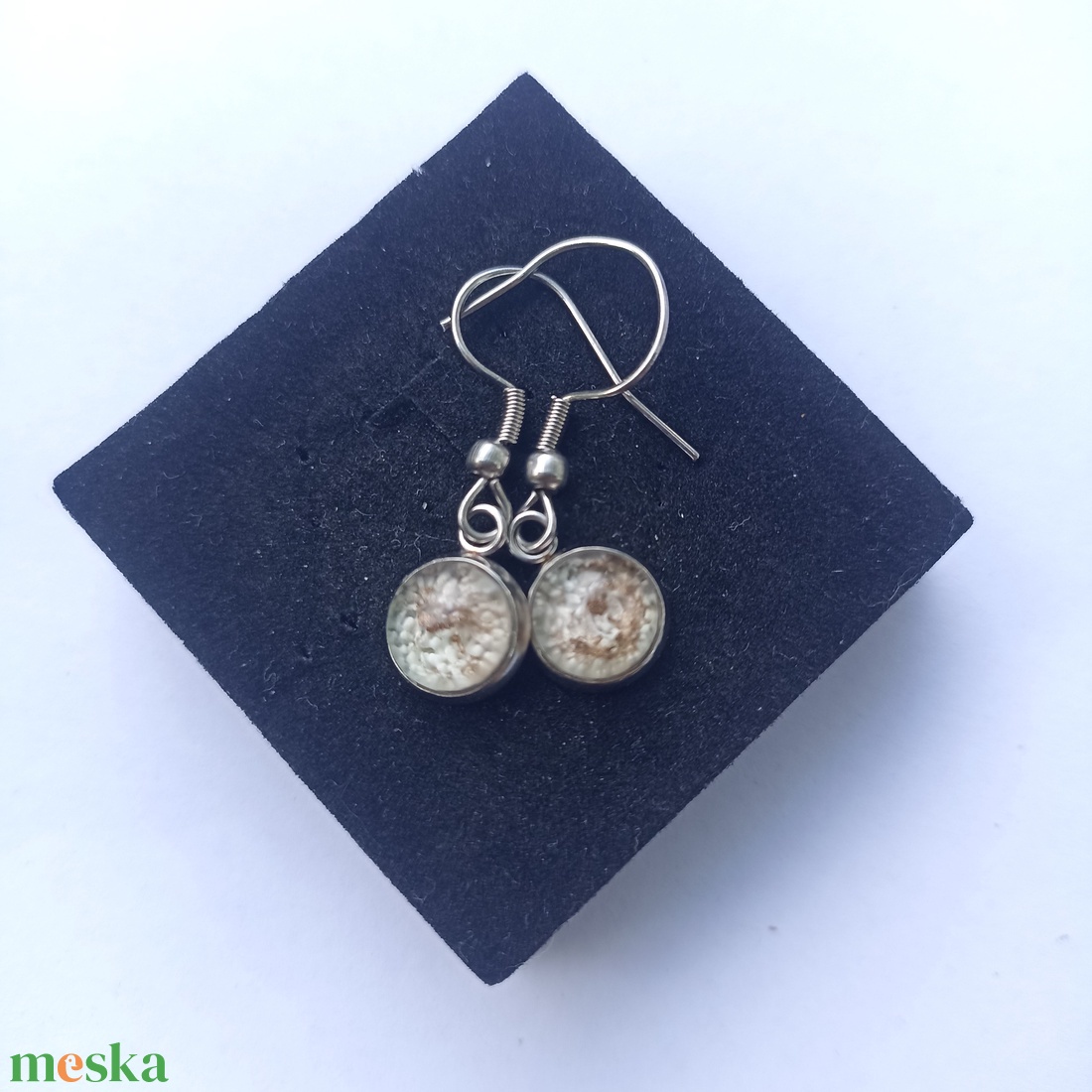 Bézs színű akasztós epoxi fülbevaló - ékszer - fülbevaló - lógós kerek fülbevaló - Meska.hu