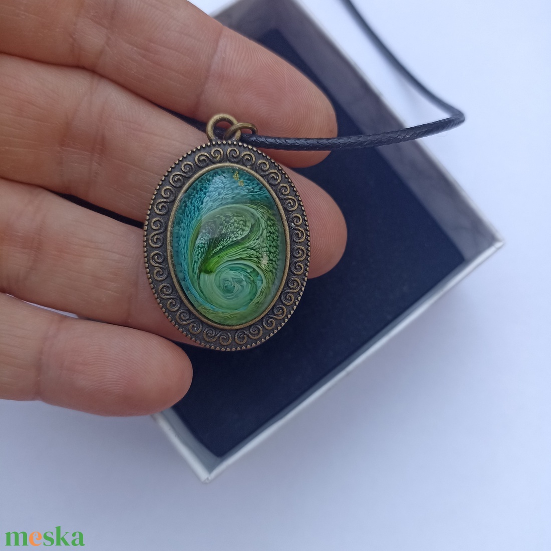 Kékeszöld epoxi medálos nyaklánc antikolt bronz alapon - ékszer - nyaklánc - medálos nyaklánc - Meska.hu Kékeszöld epoxi medálos nyaklánc antikolt bronz alapon - ékszer - nyaklánc - medálos nyaklánc - Meska.hu