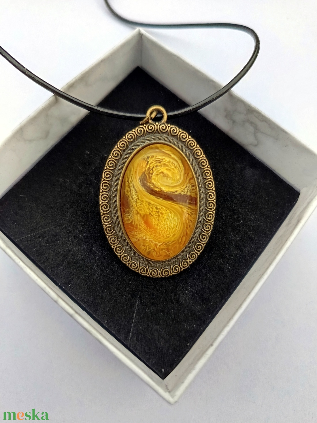 Borostyánsárga epoxi medálos nyaklánc antikolt bronz alapon - ékszer - nyaklánc - medálos nyaklánc - Meska.hu Borostyánsárga epoxi medálos nyaklánc antikolt bronz alapon - ékszer - nyaklánc - medálos nyaklánc - Meska.hu