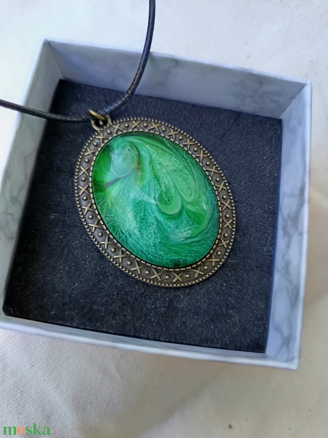 Zöld szirmos epoxi medálos nyaklánc antikolt bronz alapon - ékszer - nyaklánc - medálos nyaklánc - Meska.hu Zöld szirmos epoxi medálos nyaklánc antikolt bronz alapon - ékszer - nyaklánc - medálos nyaklánc - Meska.hu