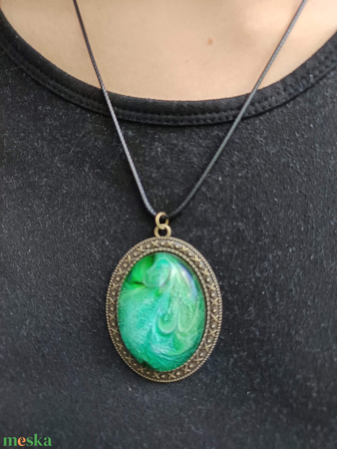 Zöld szirmos epoxi medálos nyaklánc antikolt bronz alapon - ékszer - nyaklánc - medálos nyaklánc - Meska.hu Zöld szirmos epoxi medálos nyaklánc antikolt bronz alapon - ékszer - nyaklánc - medálos nyaklánc - Meska.hu