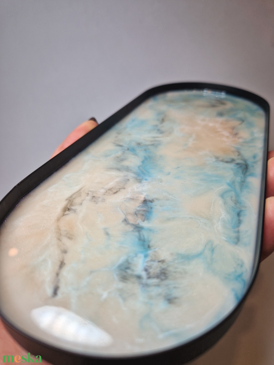 Fekete fém tálca epoxyval +ajándék lótusz gyertyatartóval - ékszer - ékszertartó - ékszerdoboz - Meska.hu Fekete fém tálca epoxyval +ajándék lótusz gyertyatartóval - ékszer - ékszertartó - ékszerdoboz - Meska.hu