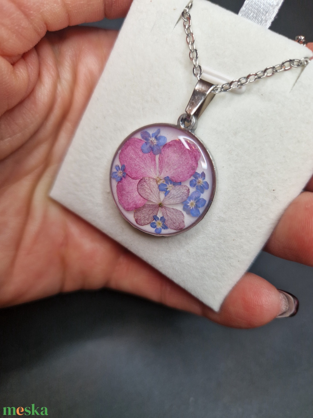 Nemesacél nyaklánc pink virágokkal +ajándék jesmonite szív tál - ékszer - nyaklánc - medálos nyaklánc - Meska.hu