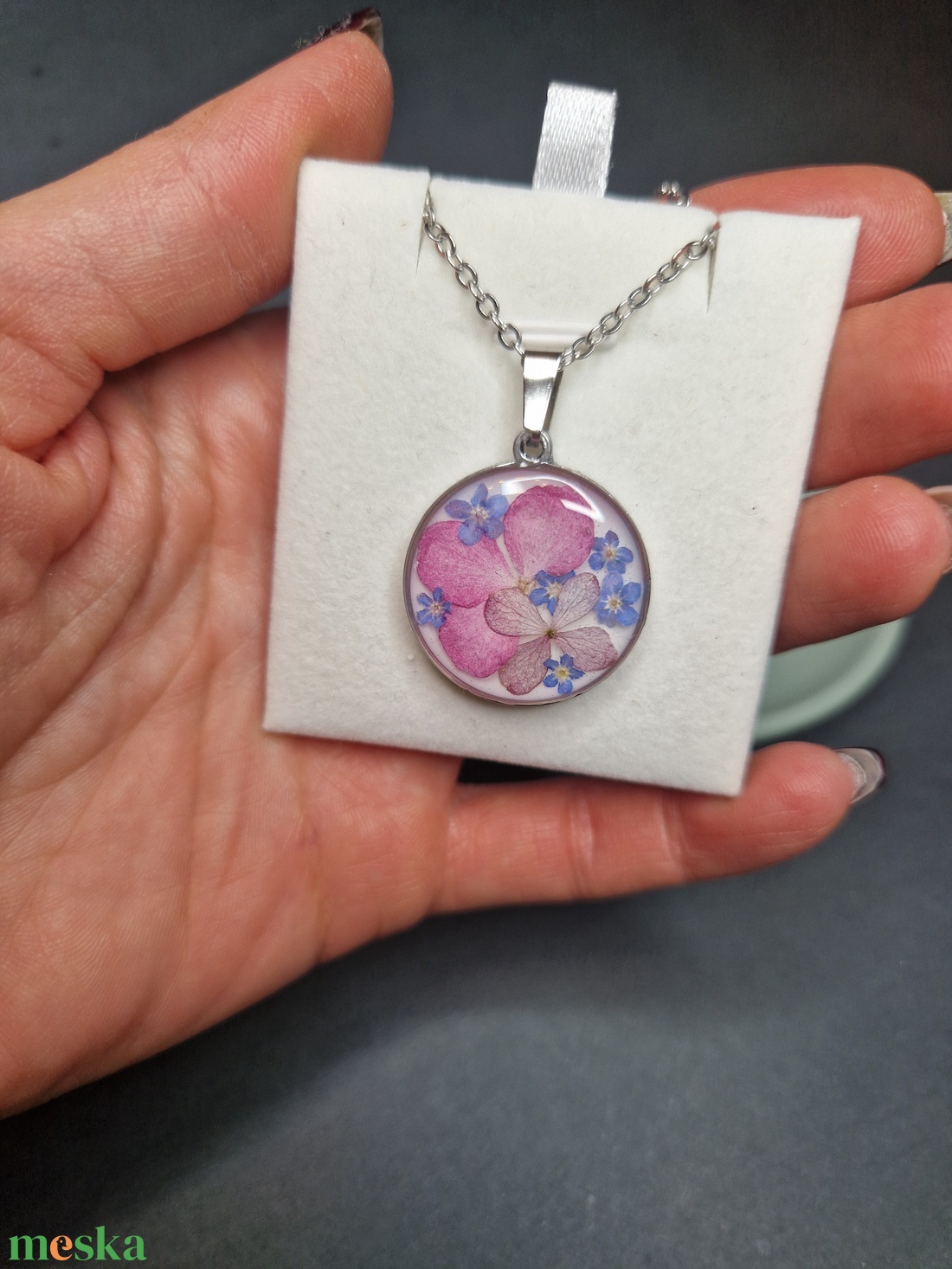 Nemesacél nyaklánc pink virágokkal +ajándék jesmonite szív tál - ékszer - nyaklánc - medálos nyaklánc - Meska.hu