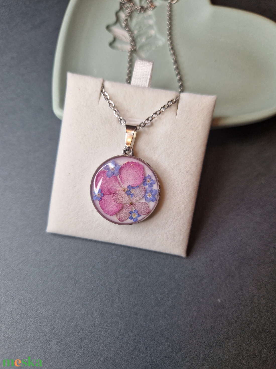 Nemesacél nyaklánc pink virágokkal +ajándék jesmonite szív tál - ékszer - nyaklánc - medálos nyaklánc - Meska.hu