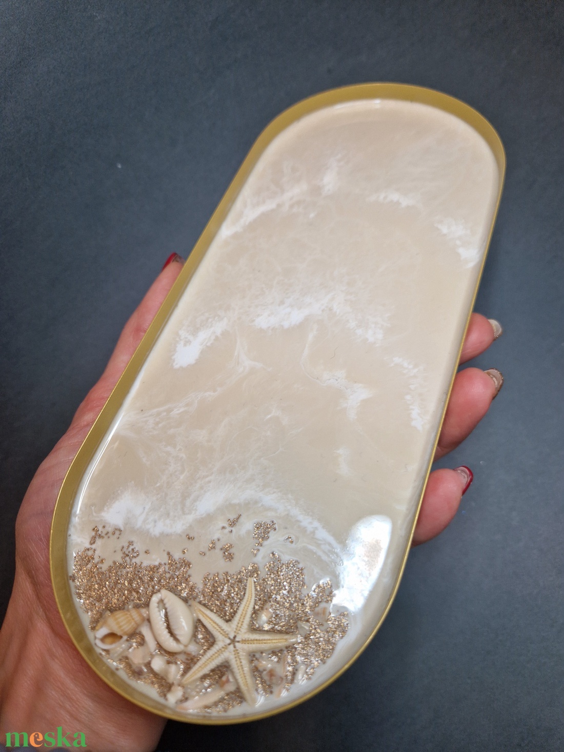 Arany fém tálca epoxyval +ajándék lótusz gyertyatartóval - ékszer - ékszertartó - ékszerdoboz - Meska.hu Arany fém tálca epoxyval +ajándék lótusz gyertyatartóval - ékszer - ékszertartó - ékszerdoboz - Meska.hu
