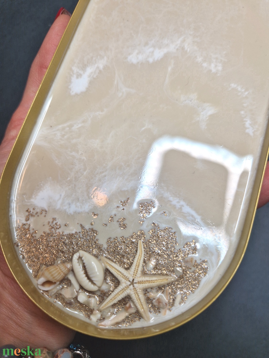 Arany fém tálca epoxyval +ajándék lótusz gyertyatartóval - ékszer - ékszertartó - ékszerdoboz - Meska.hu Arany fém tálca epoxyval +ajándék lótusz gyertyatartóval - ékszer - ékszertartó - ékszerdoboz - Meska.hu