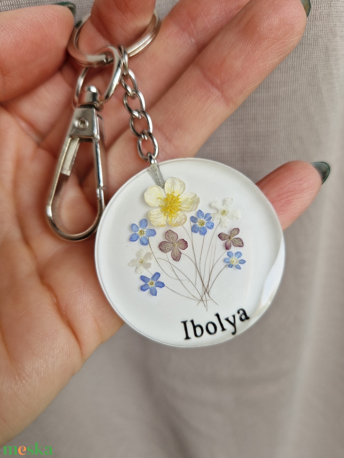 Hajtincses emlékőrző kulcstartó virágos névvel   - ékszer - ékszerszett - Meska.hu