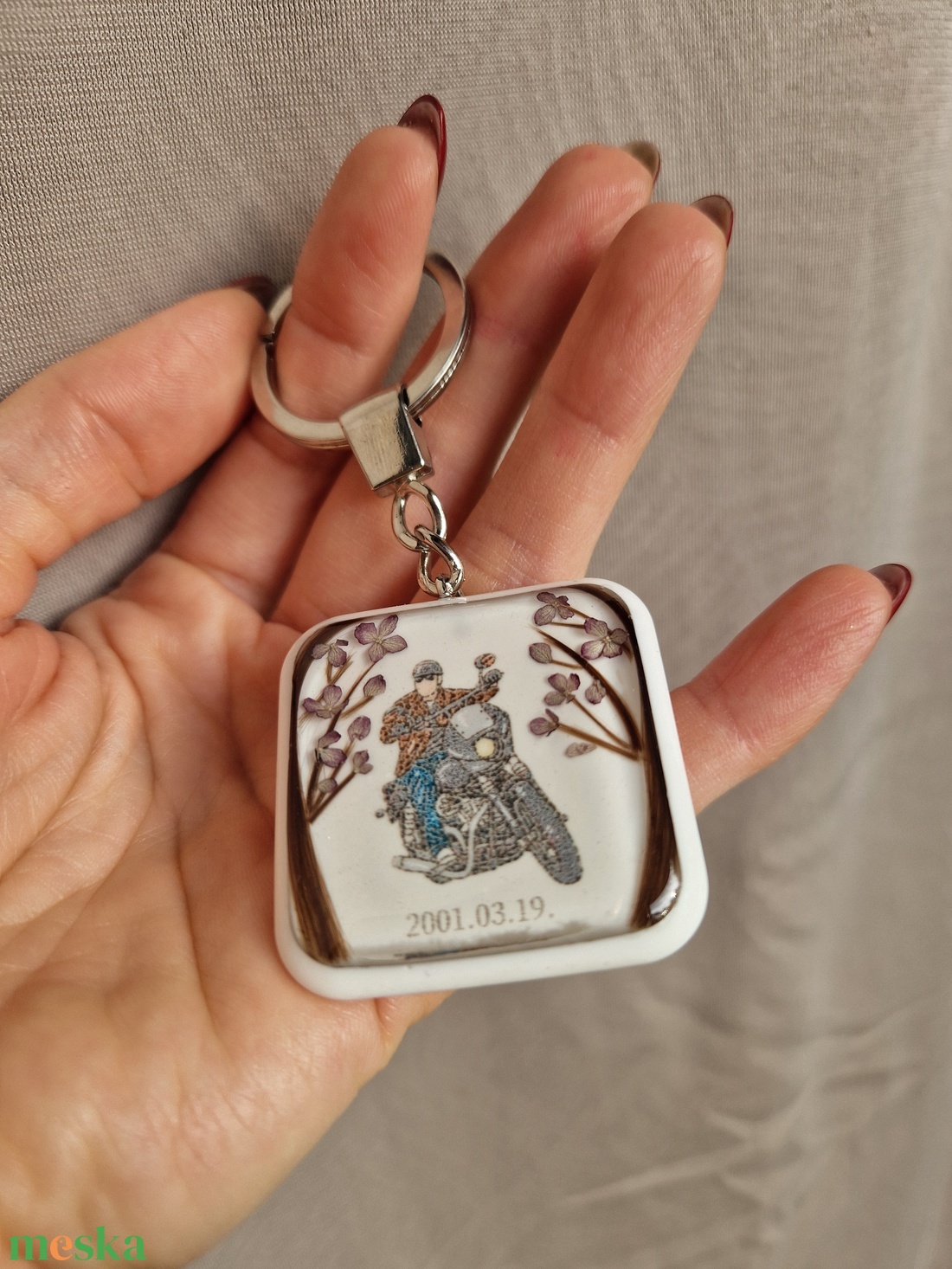 Hajtincses emlékőrző motoros kulcstartó személyreszabható - ékszer - ékszerszett - Meska.hu