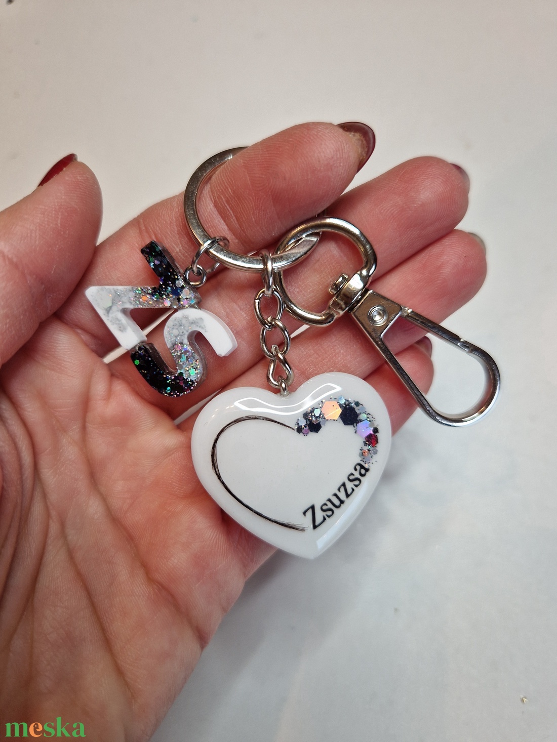 Emlékőrző kulcstartó betű charmmal - ékszer - ékszerszett - Meska.hu