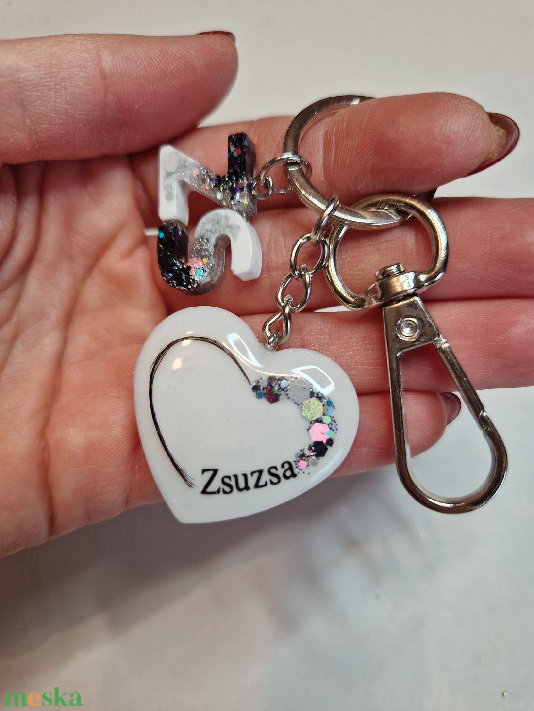 Emlékőrző kulcstartó betű charmmal - ékszer - ékszerszett - Meska.hu
