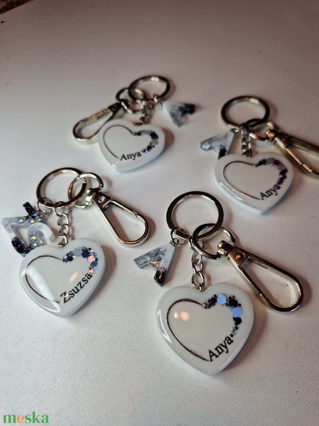 Emlékőrző kulcstartó betű charmmal - ékszer - ékszerszett - Meska.hu