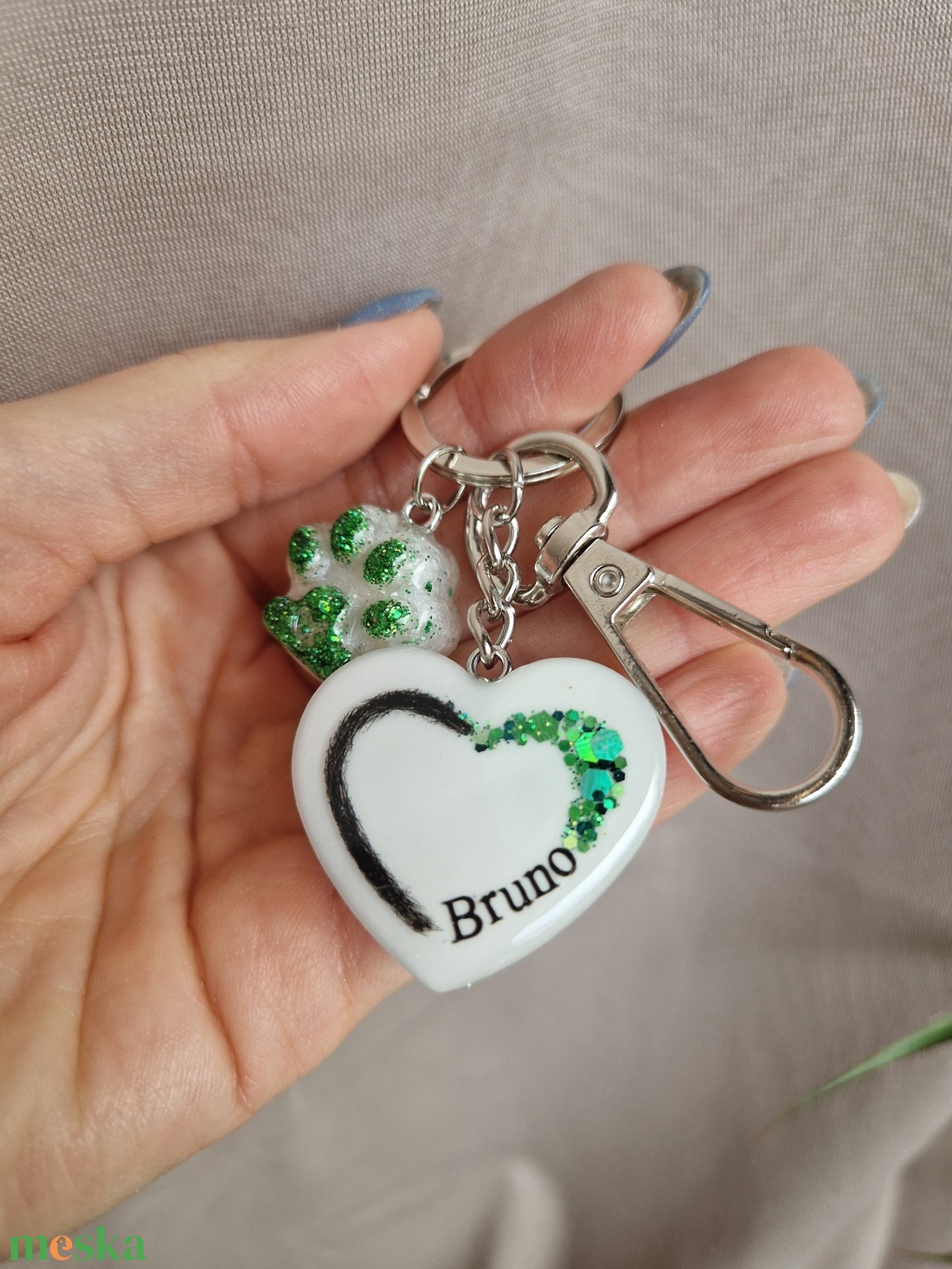 Emlékőrző kulcstartó kiskedvenced szőréből - ékszer - ékszerszett - Meska.hu