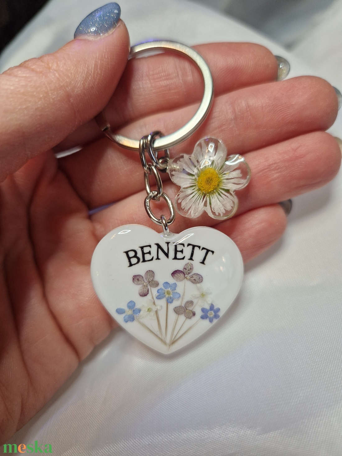 Hajtincses emlékőrző kulcstartó virágos névvel   - ékszer - ékszerszett - Meska.hu