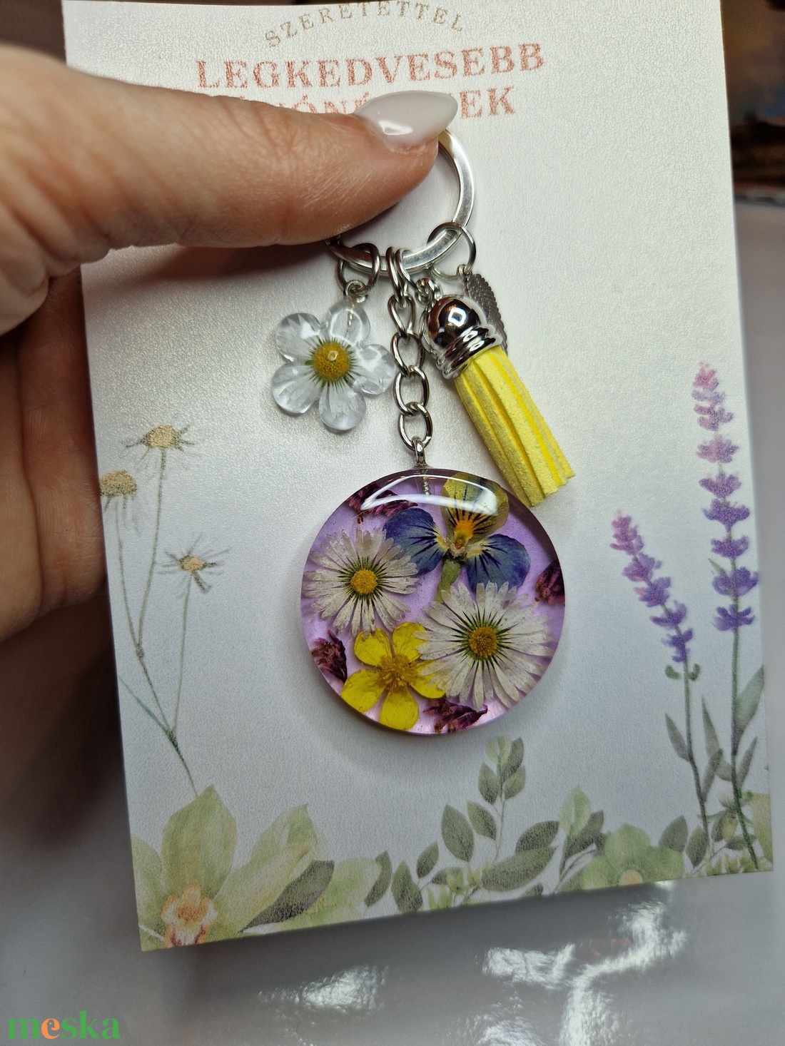 Szárított virágos kulcstartó lilás háttérrel - táska & tok - kulcstartó & táskadísz - kulcstartó - Meska.hu