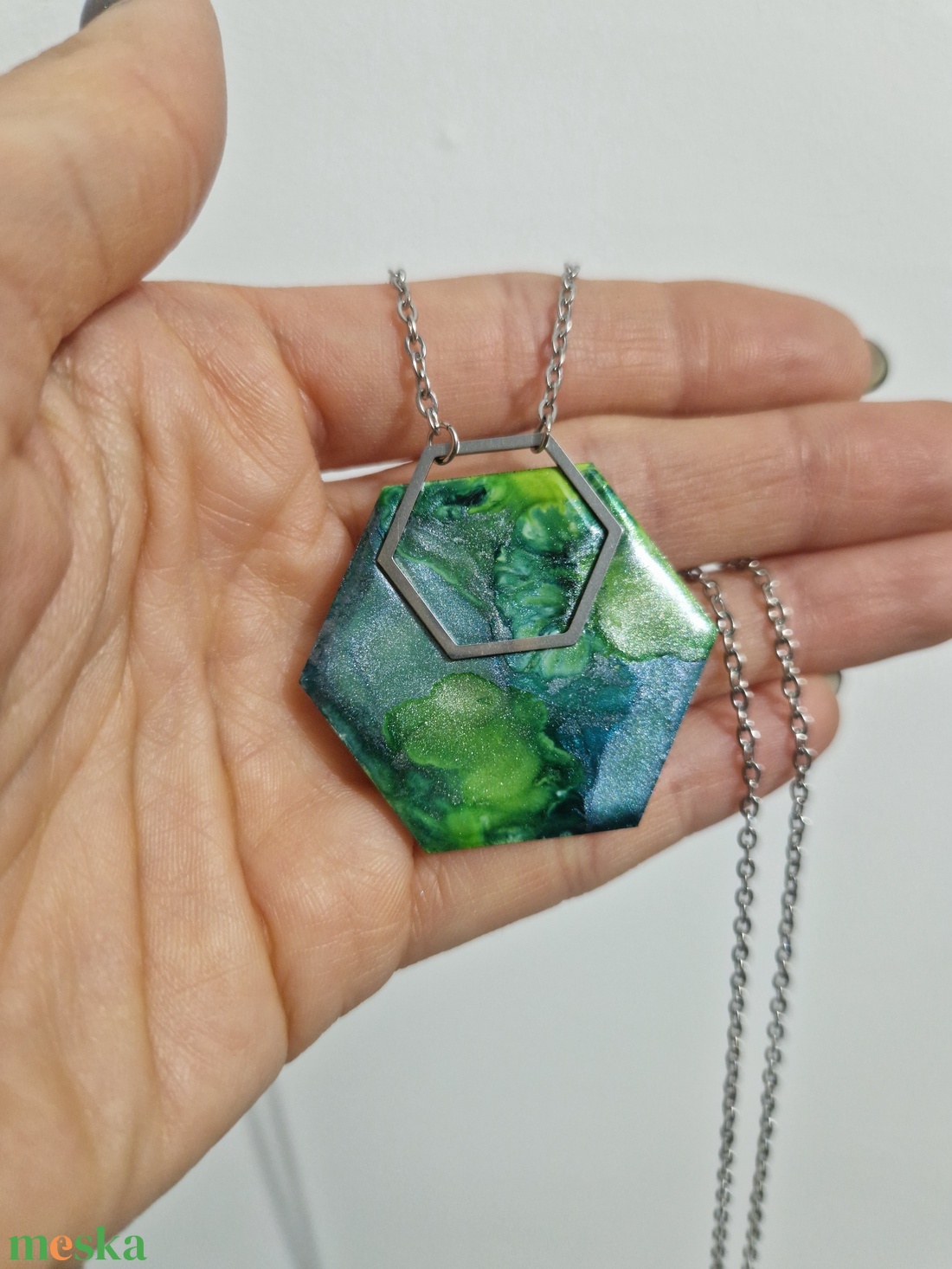 Fa alapon epoxy, nemesacél lánccal - ékszer - nyaklánc - medálos nyaklánc - Meska.hu