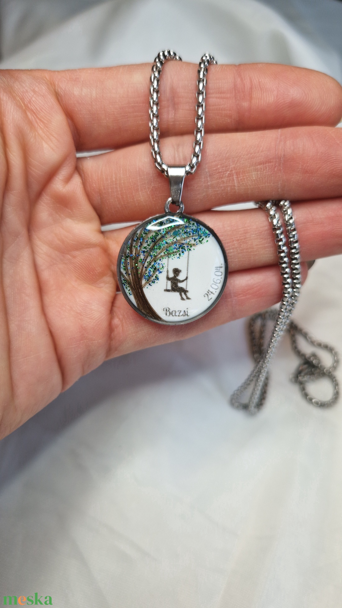Hajtincses emlékőrző nemesacél férfi nyaklánc, fa hintázó gyerekkel - baba - mama - babaemlékek - baba emlékőrző - Meska.hu