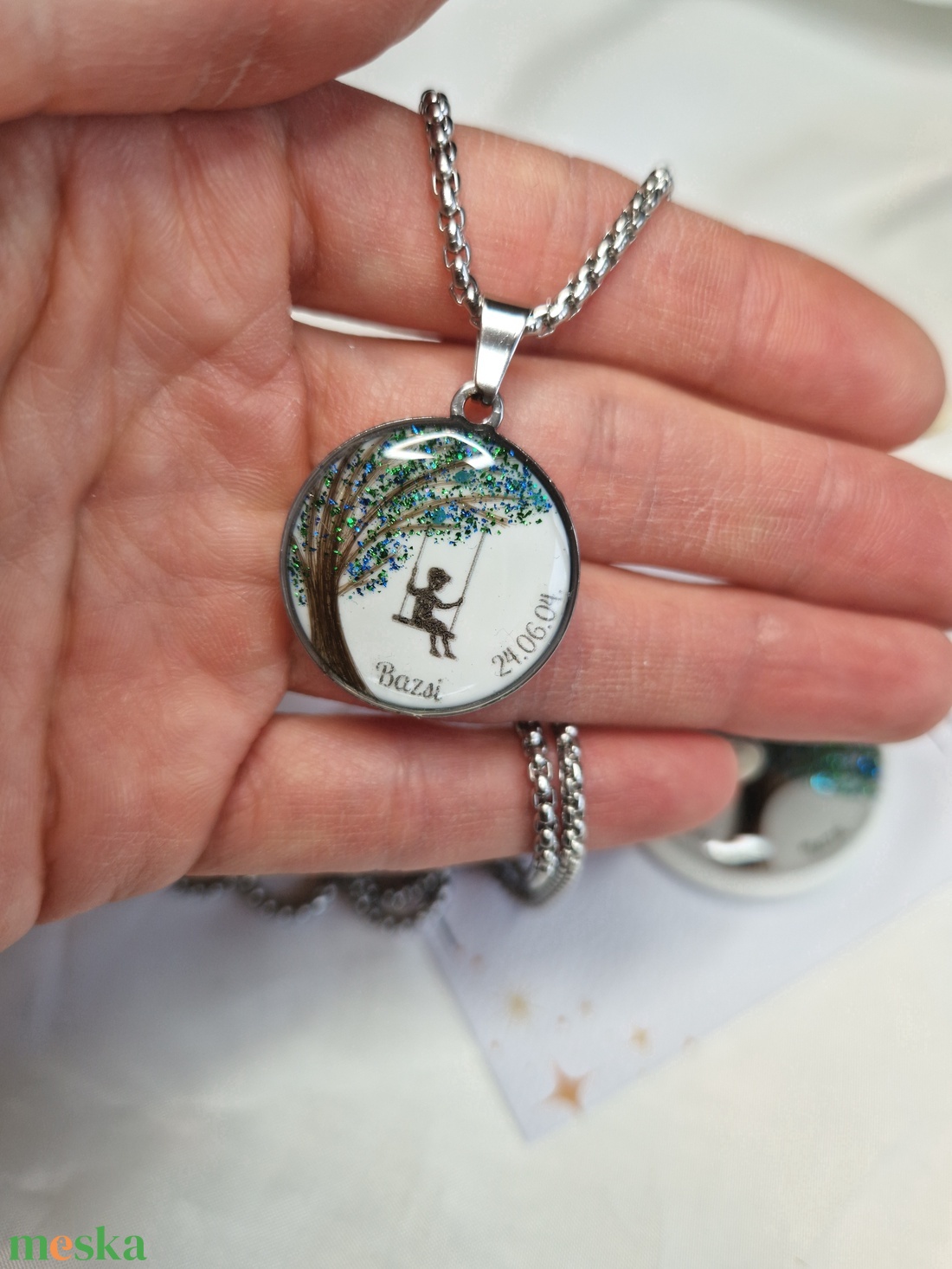 Hajtincses emlékőrző nemesacél férfi nyaklánc, fa hintázó gyerekkel - baba - mama - babaemlékek - baba emlékőrző - Meska.hu