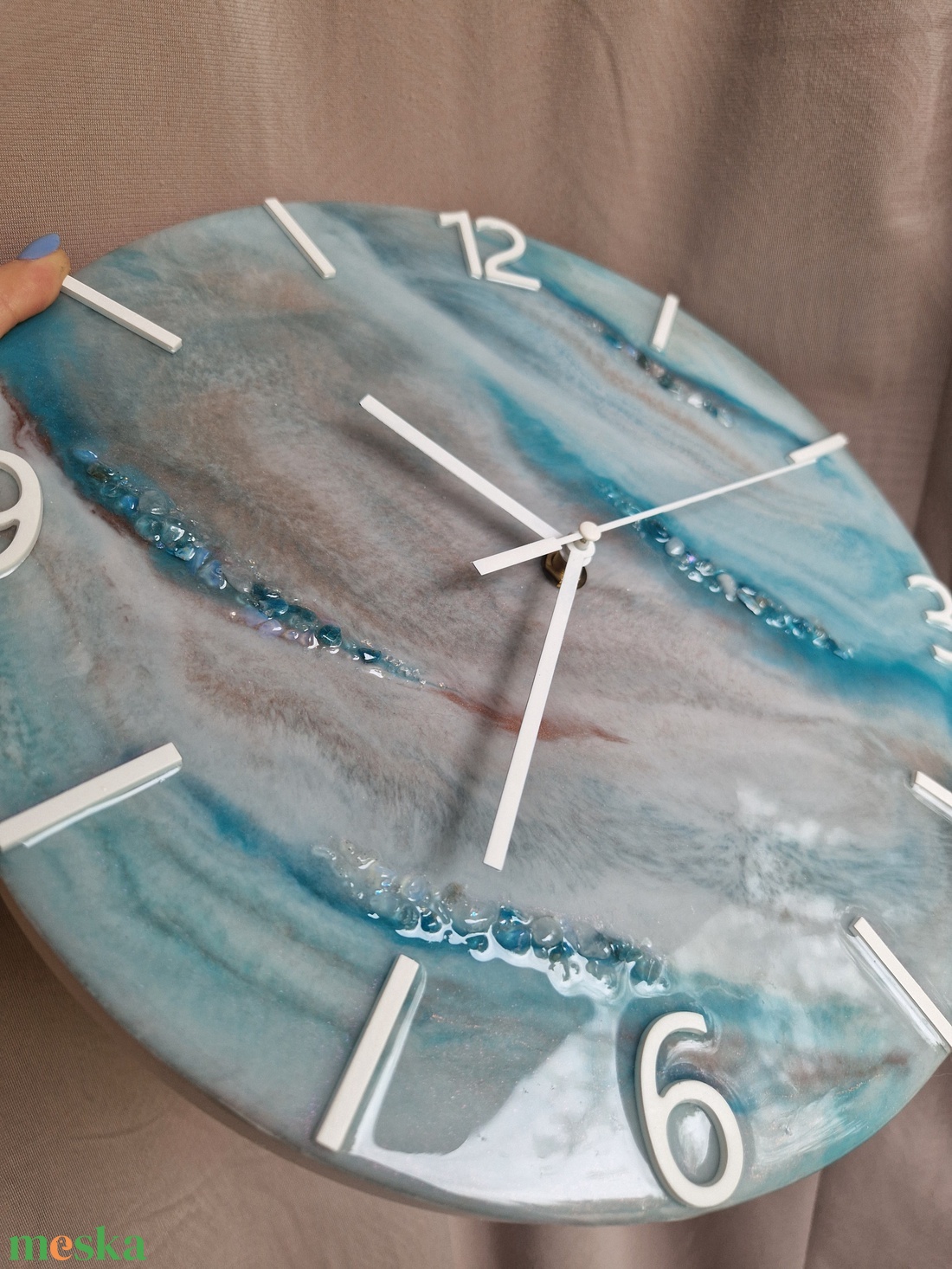 Türkiz epoxy óra ásványokkal - otthon & életmód - dekoráció - fali és függő dekoráció - falióra & óra - Meska.hu