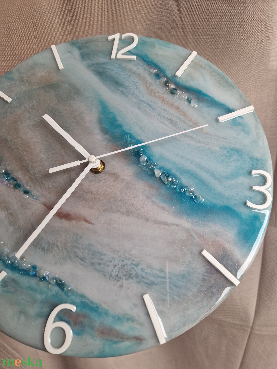 Türkiz epoxy óra ásványokkal - otthon & életmód - dekoráció - fali és függő dekoráció - falióra & óra - Meska.hu