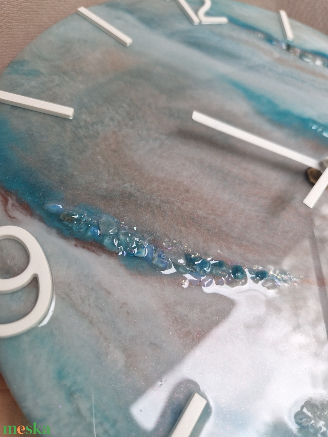 Türkiz epoxy óra ásványokkal - otthon & életmód - dekoráció - fali és függő dekoráció - falióra & óra - Meska.hu