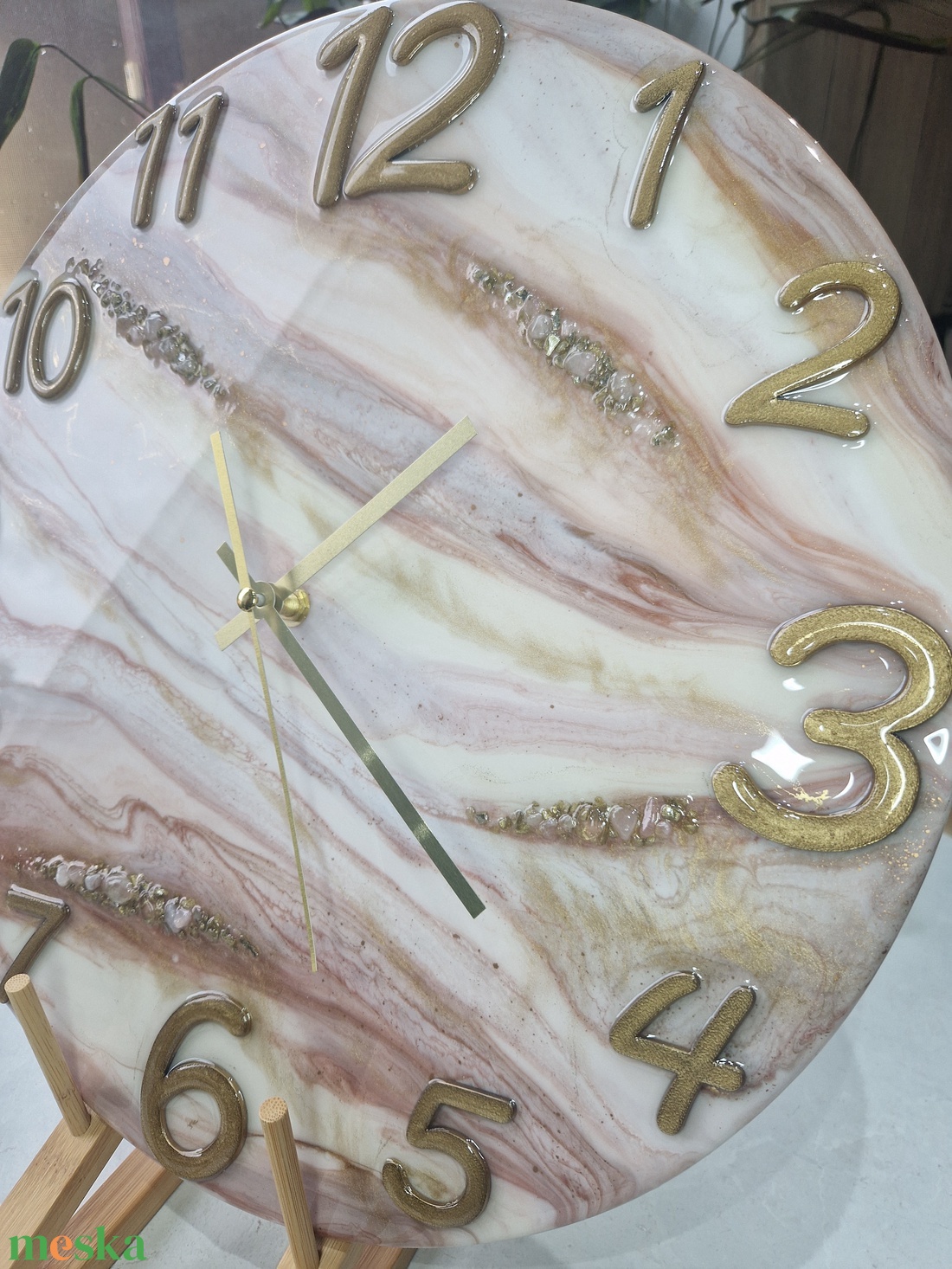 Nagy 40cm átmérőjű epoxy óra ásványokkal - otthon & életmód - dekoráció - fali és függő dekoráció - falióra & óra - Meska.hu