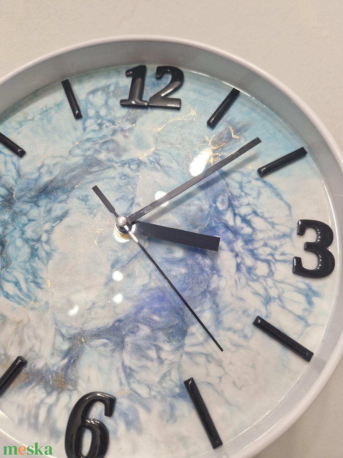 Jégtánc epoxy óra fehér kerettel 25cm átmérőjű  - otthon & életmód - dekoráció - fali és függő dekoráció - falióra & óra - Meska.hu