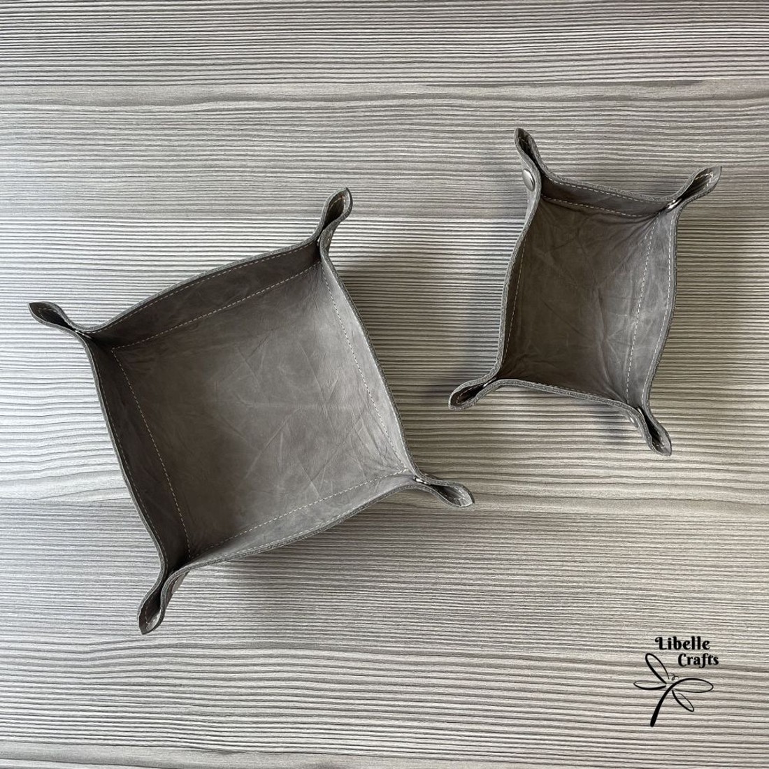 Színes bőr tálca - gyűrt szürke - otthon & életmód - dekoráció - asztal és polc dekoráció - dekorációs tál, tartó - Meska.hu