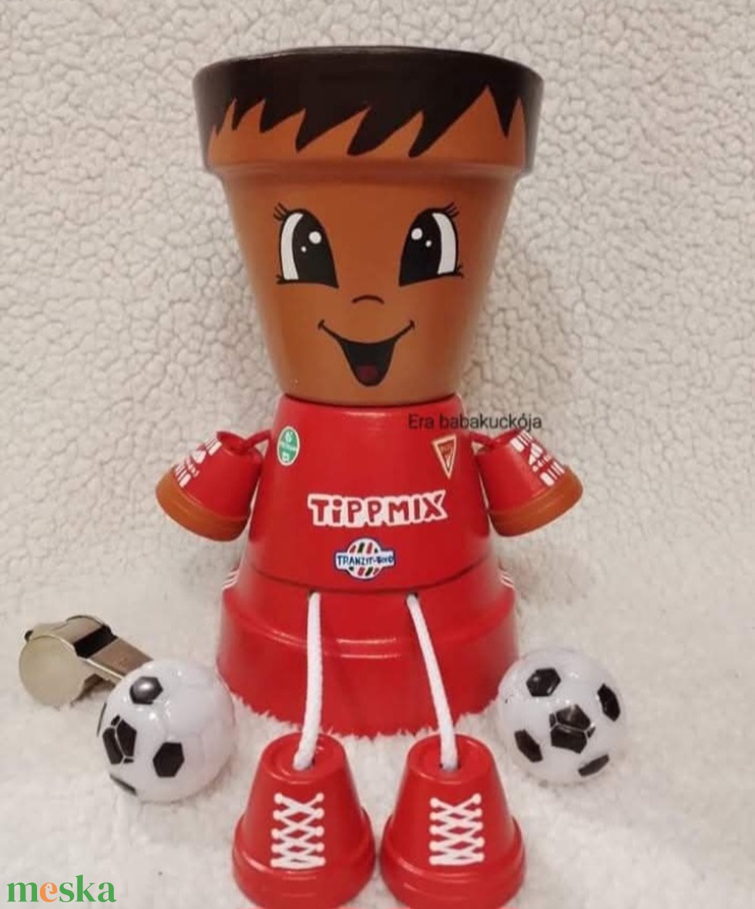 Kis focista baba - kellékek & szerszámok - díszíthető tárgyak - cserép - Meska.hu