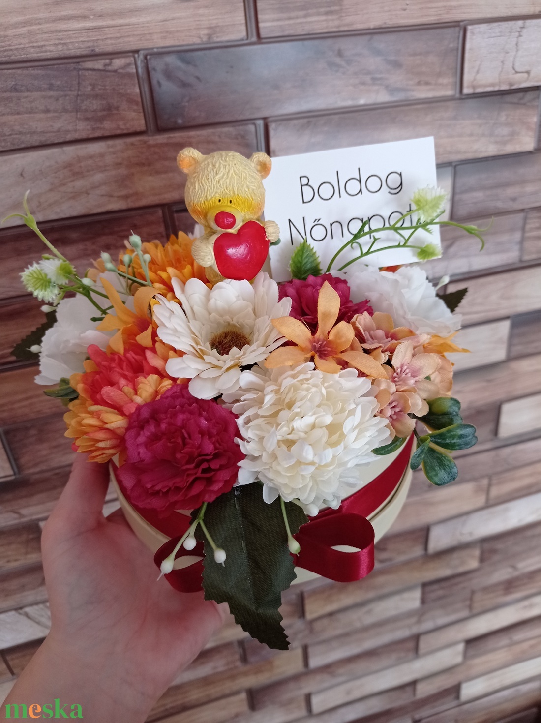 Vegyes selyemvirág doboz macival anyák napjára ballagásra virágbox dekoráció - otthon & életmód - dekoráció - virágdísz és tartó - virágbox, virágdoboz - Meska.hu Vegyes selyemvirág doboz macival anyák napjára ballagásra virágbox dekoráció - otthon & életmód - dekoráció - virágdísz és tartó - virágbox, virágdoboz - Meska.hu