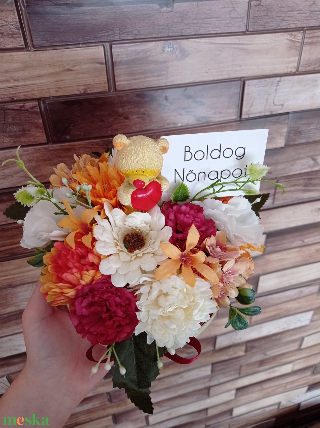 Vegyes selyemvirág doboz macival anyák napjára ballagásra virágbox dekoráció - otthon & életmód - dekoráció - virágdísz és tartó - virágbox, virágdoboz - Meska.hu Vegyes selyemvirág doboz macival anyák napjára ballagásra virágbox dekoráció - otthon & életmód - dekoráció - virágdísz és tartó - virágbox, virágdoboz - Meska.hu