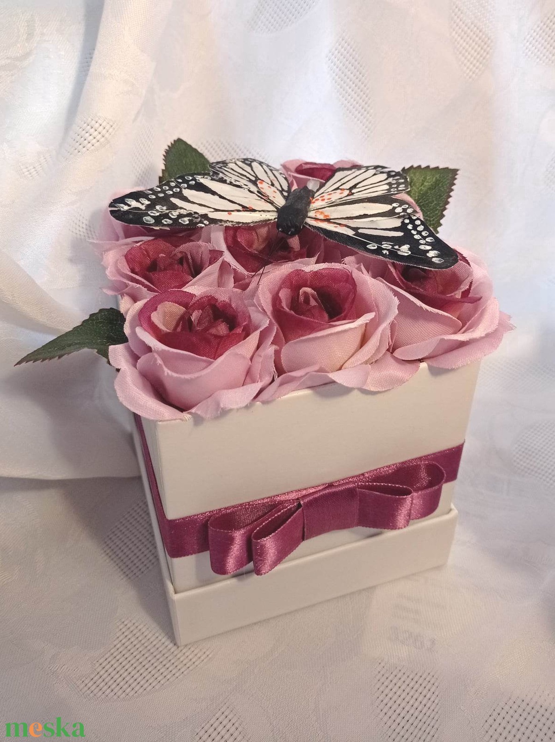 Lepkés rózsadoboz (mályva) virágbox selyemrózsa pillangóval névnap születésnap anyák napja nőnap ballagás - otthon & lakás - dekoráció - virágdísz és tartó - virágbox, virágdoboz - Meska.hu