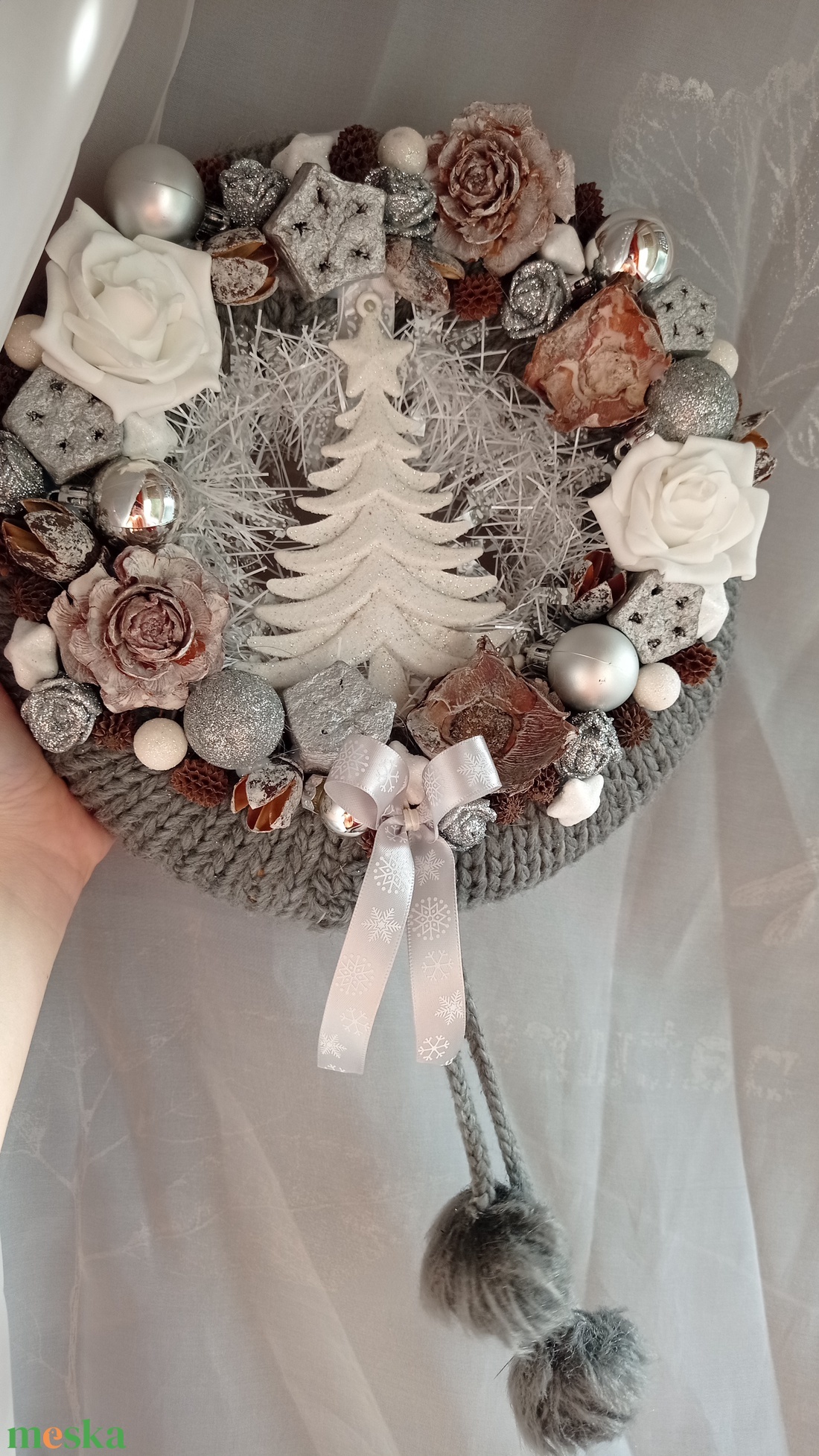 Fenyős adventi ajtódísz kopogtató dekoráció pompommal- szürke/ezüst/fehér led fénnyel - karácsony - adventi díszek - adventi ajtódísz - Meska.hu Fenyős adventi ajtódísz kopogtató dekoráció pompommal- szürke/ezüst/fehér led fénnyel - karácsony - adventi díszek - adventi ajtódísz - Meska.hu