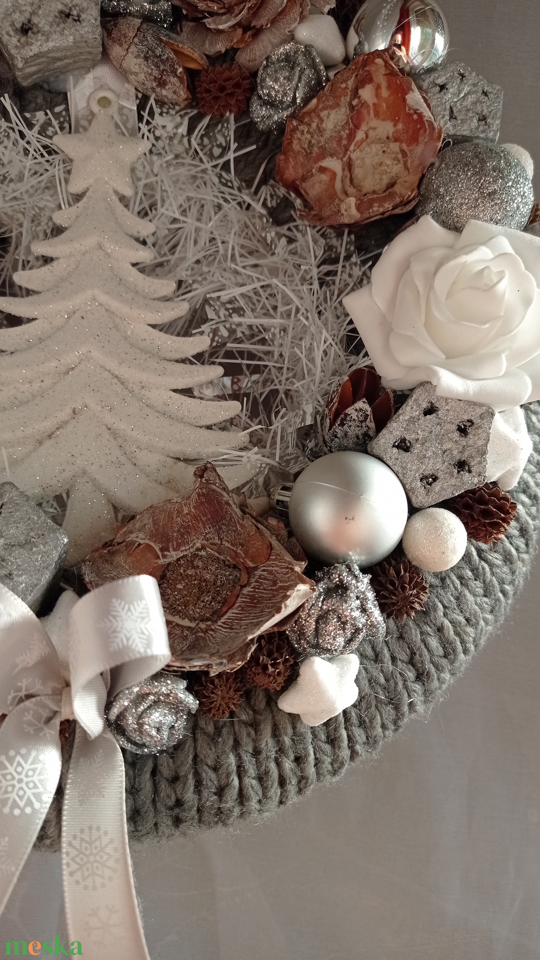 Fenyős adventi ajtódísz kopogtató dekoráció pompommal- szürke/ezüst/fehér led fénnyel - karácsony - adventi díszek - adventi ajtódísz - Meska.hu Fenyős adventi ajtódísz kopogtató dekoráció pompommal- szürke/ezüst/fehér led fénnyel - karácsony - adventi díszek - adventi ajtódísz - Meska.hu