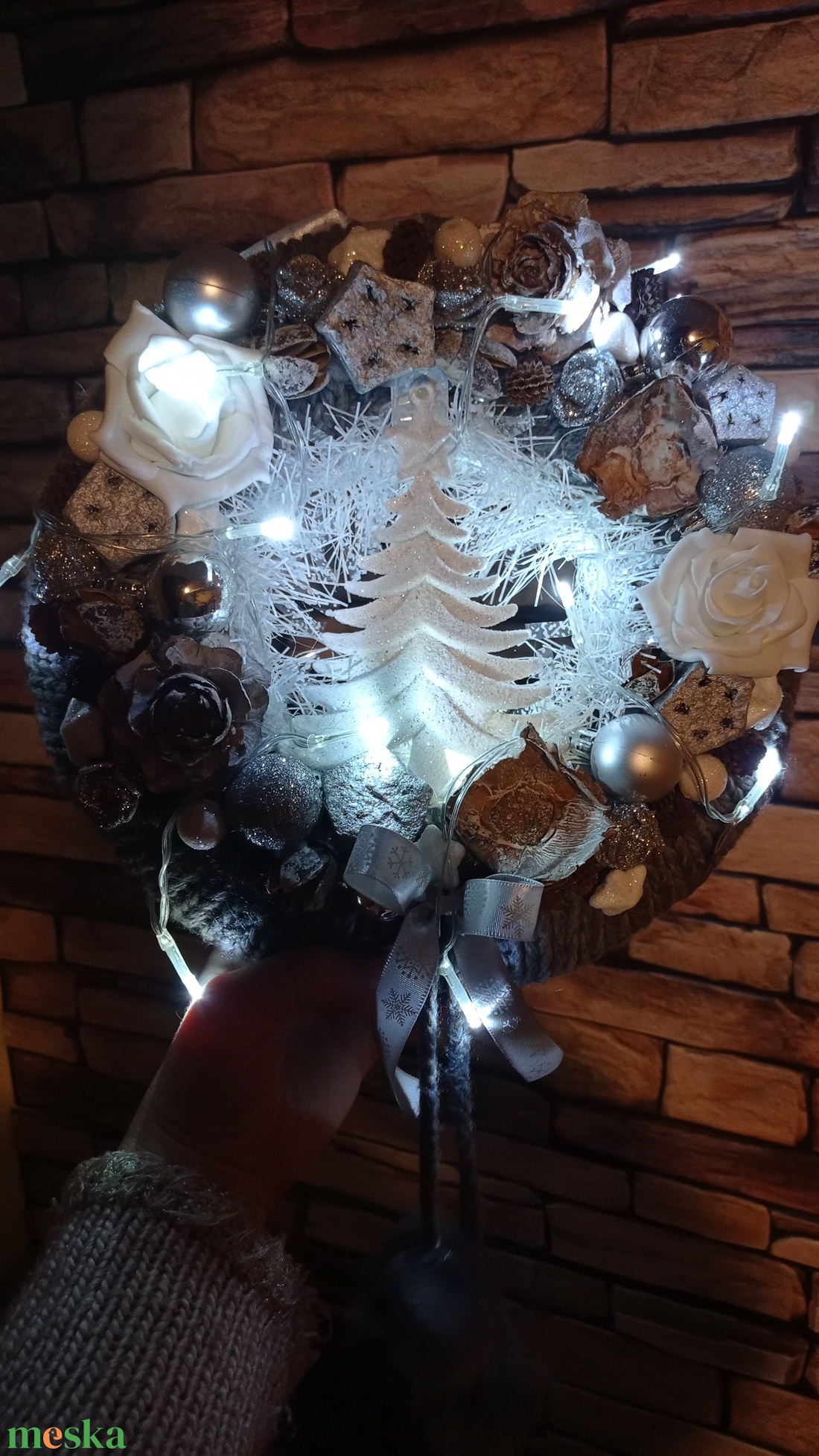 Fenyős adventi ajtódísz kopogtató dekoráció pompommal- szürke/ezüst/fehér led fénnyel - karácsony - adventi díszek - adventi ajtódísz - Meska.hu Fenyős adventi ajtódísz kopogtató dekoráció pompommal- szürke/ezüst/fehér led fénnyel - karácsony - adventi díszek - adventi ajtódísz - Meska.hu