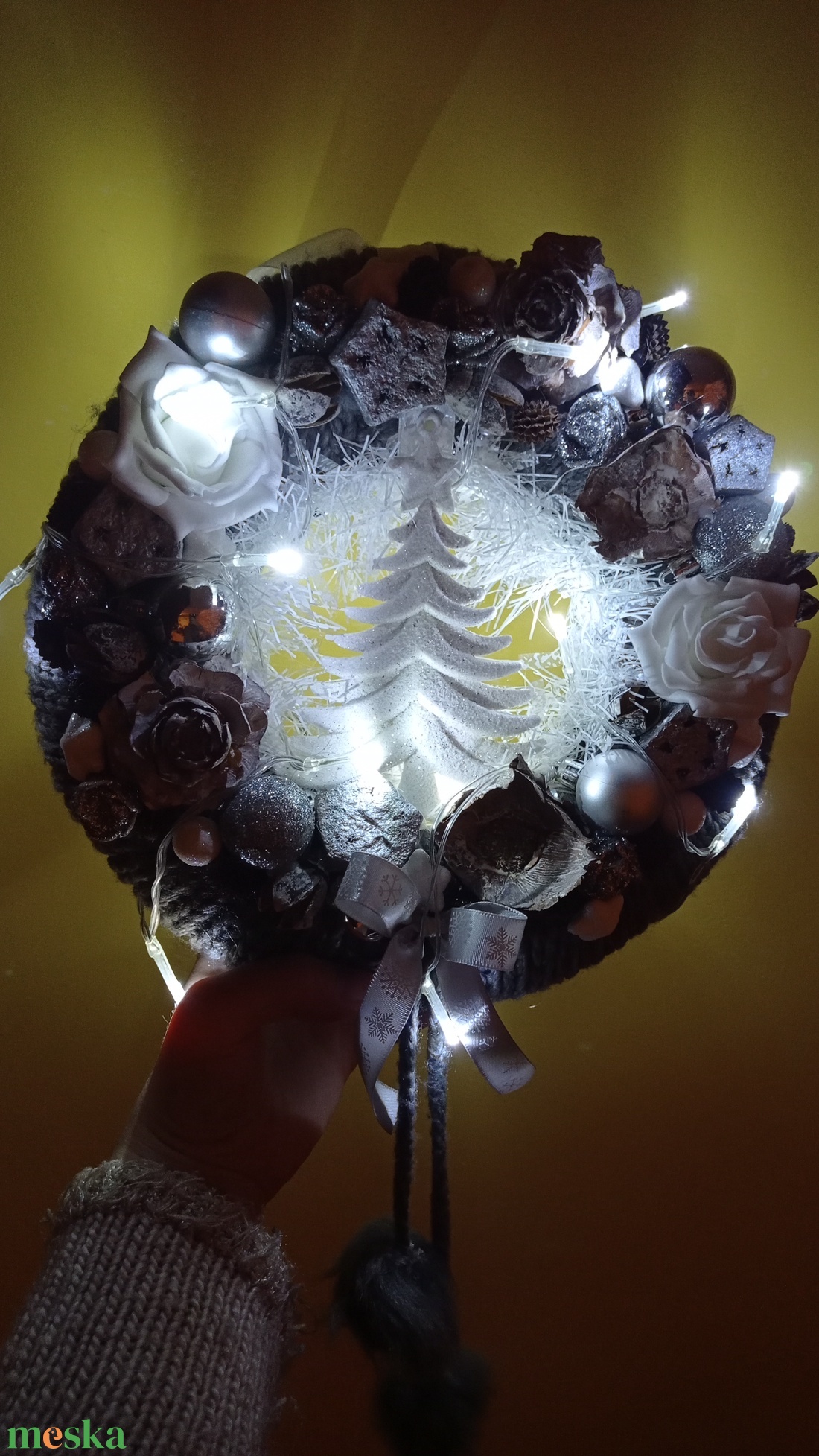 Fenyős adventi ajtódísz kopogtató dekoráció pompommal- szürke/ezüst/fehér led fénnyel - karácsony - adventi díszek - adventi ajtódísz - Meska.hu Fenyős adventi ajtódísz kopogtató dekoráció pompommal- szürke/ezüst/fehér led fénnyel - karácsony - adventi díszek - adventi ajtódísz - Meska.hu
