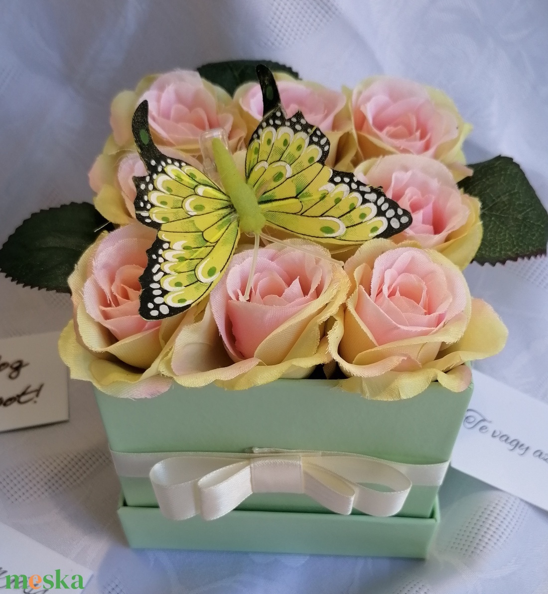 Lepkés rózsadoboz virágbox selyemrózsa pillangóval névnap születésnap anyák napja nőnap ballagás - otthon & életmód - dekoráció - virágdekoráció - virágok - virágbox - Meska.hu