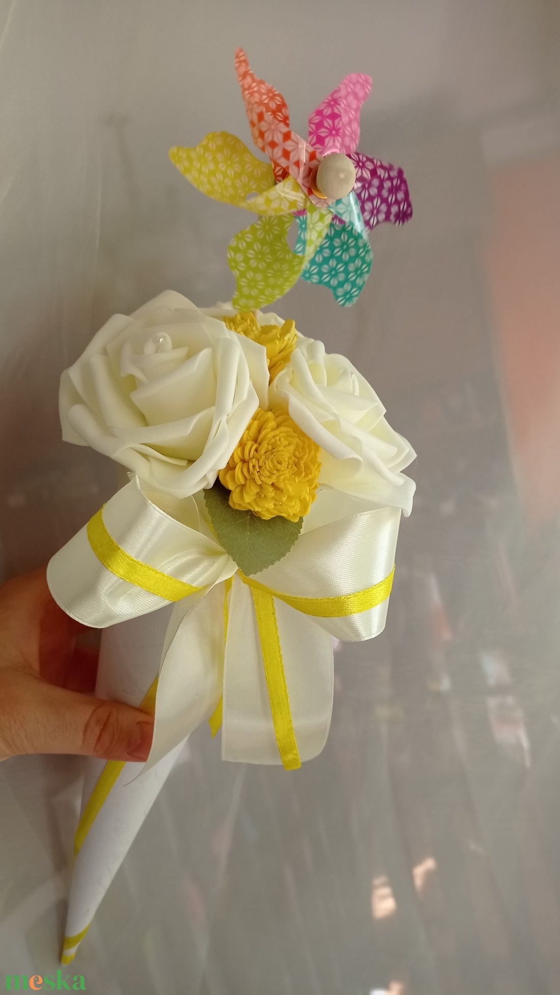 Ballagási tölcsér csokor színes szélforgóval - otthon & életmód - virágdekoráció - virágok - virágcsokor - Meska.hu