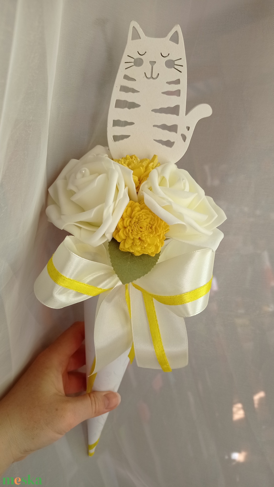 Ballagási tölcsér csokor cica figurával - otthon & életmód - virágdekoráció - virágok - virágcsokor - Meska.hu