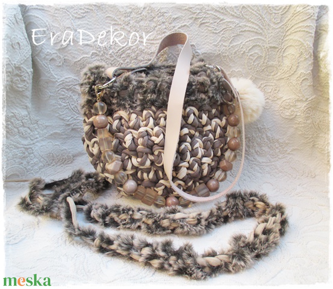 Monogramos,  szőrmés táska nyaklánccal - táska & tok - kézitáska & válltáska - válltáska - Meska.hu