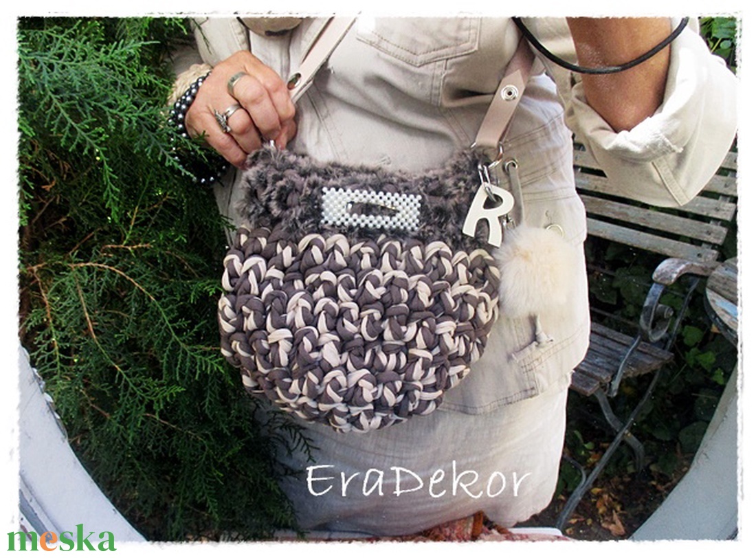 Monogramos,  szőrmés táska nyaklánccal - táska & tok - kézitáska & válltáska - válltáska - Meska.hu