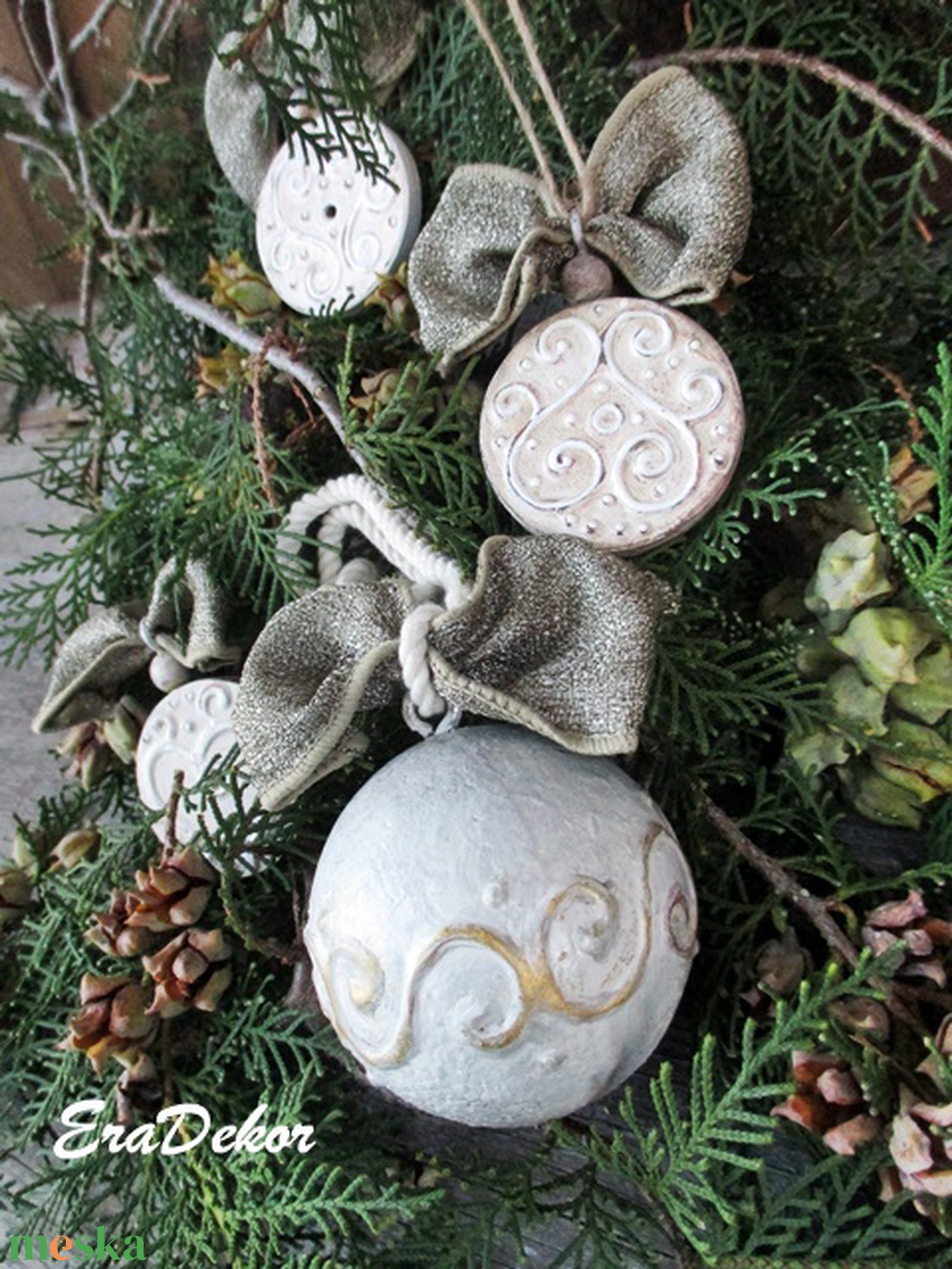 Kreatív gömb  karácsonyfadísz 1db - karácsony - karácsonyi lakásdekoráció - karácsonyfadíszek - Meska.hu