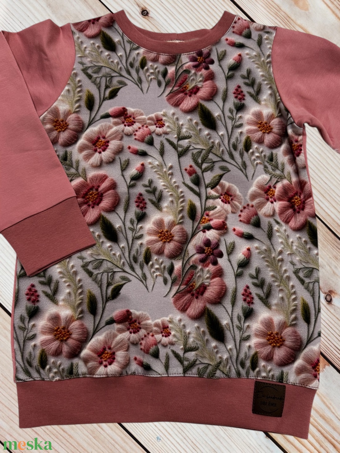 Hímzett hatású virágmintás gyerek pulóver � Mályva színű futter anyagból (110-es méret) - ruha & divat - gyerekruha - pulóver - Meska.hu