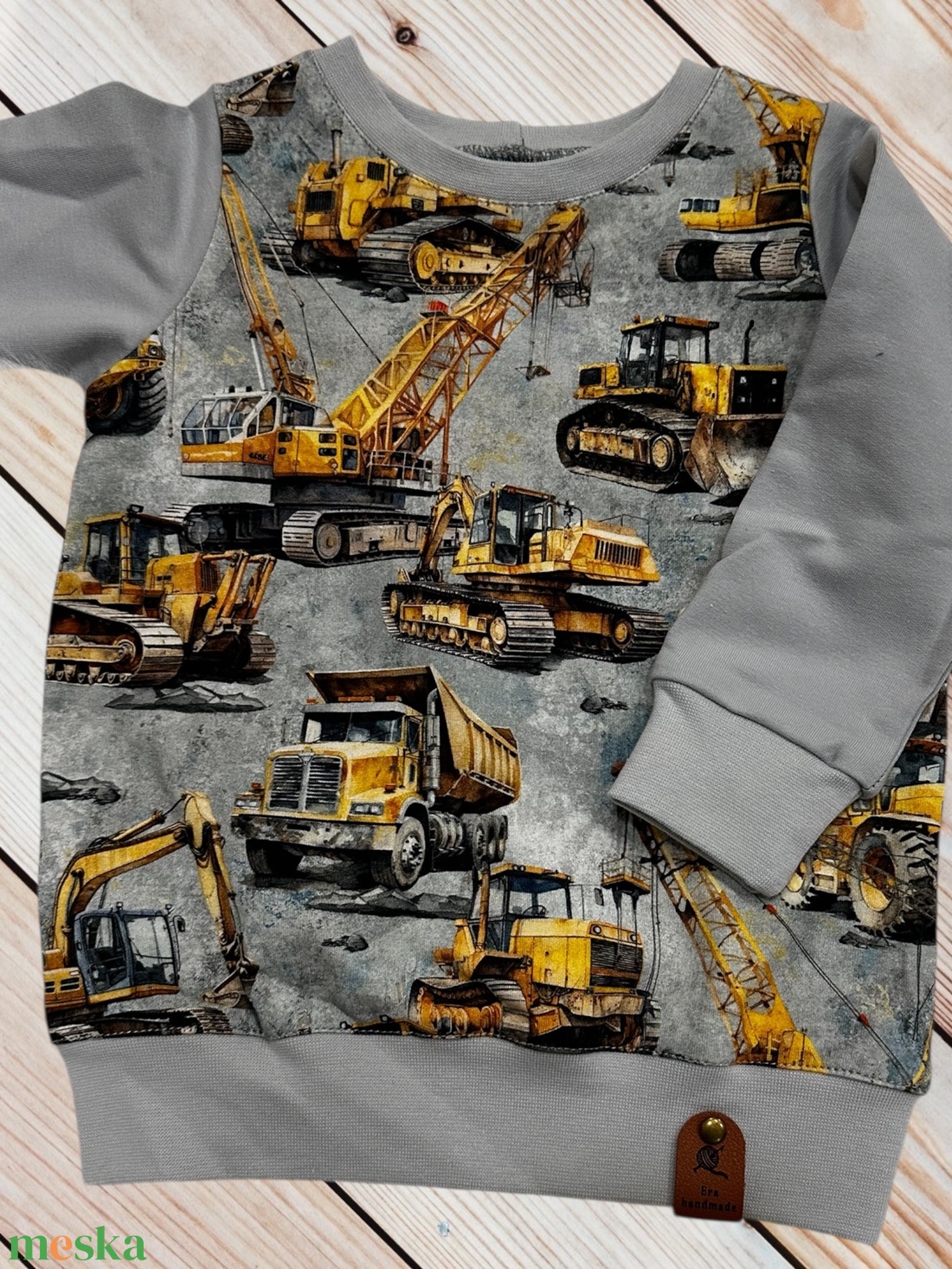 Munkagépes gyerek pulóver � Szürke futter anyagból, darus és markolós mintával (86, 110) - ruha & divat - gyerekruha - pulóver - Meska.hu