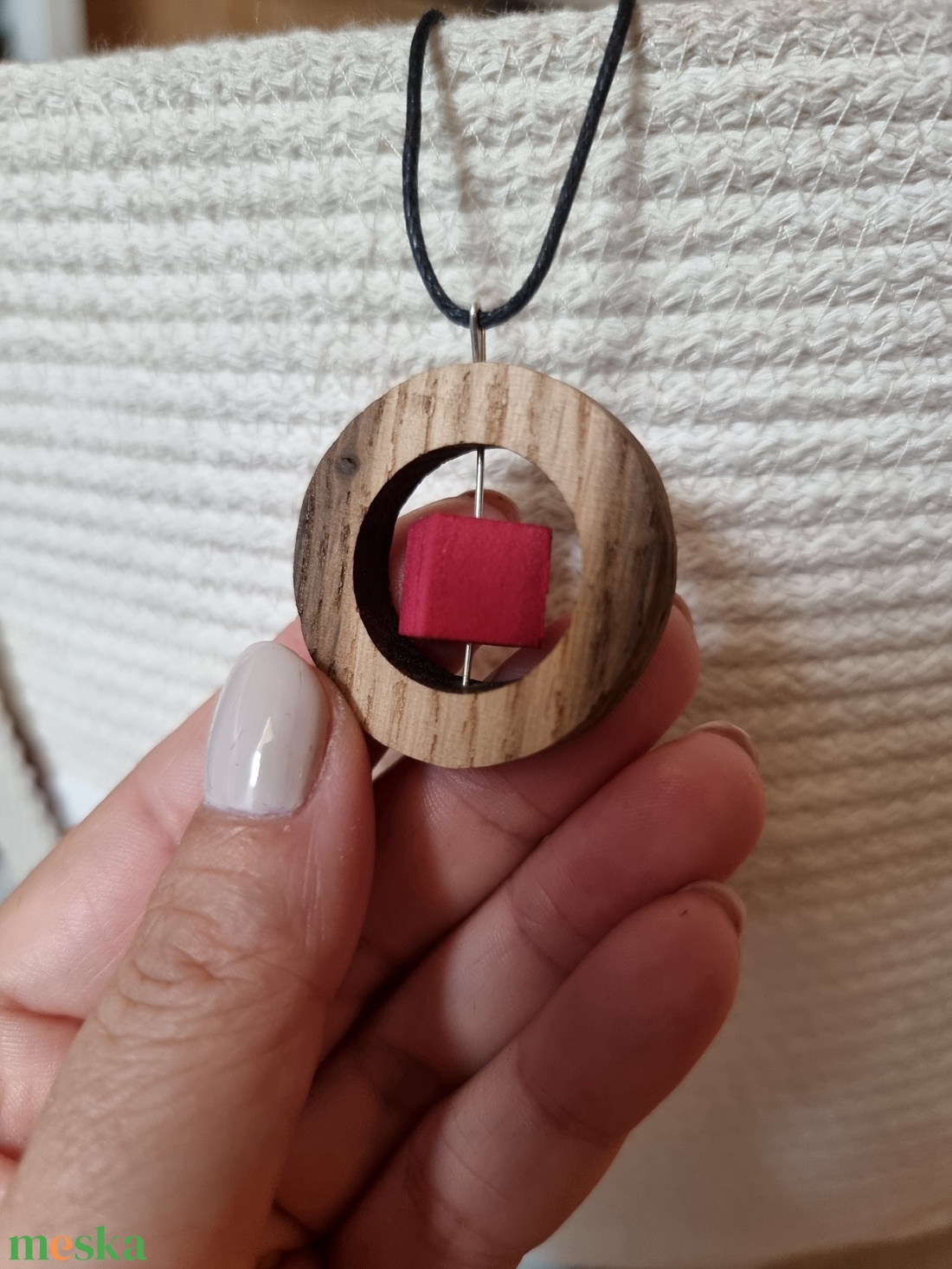 Kerek fa nyaklánc piros forgó kockával  - ékszer - nyaklánc - medálos nyaklánc - Meska.hu