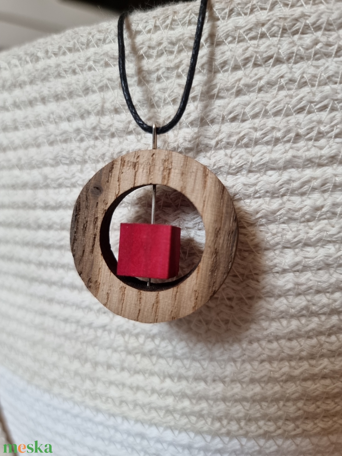 Kerek fa nyaklánc piros forgó kockával  - ékszer - nyaklánc - medálos nyaklánc - Meska.hu