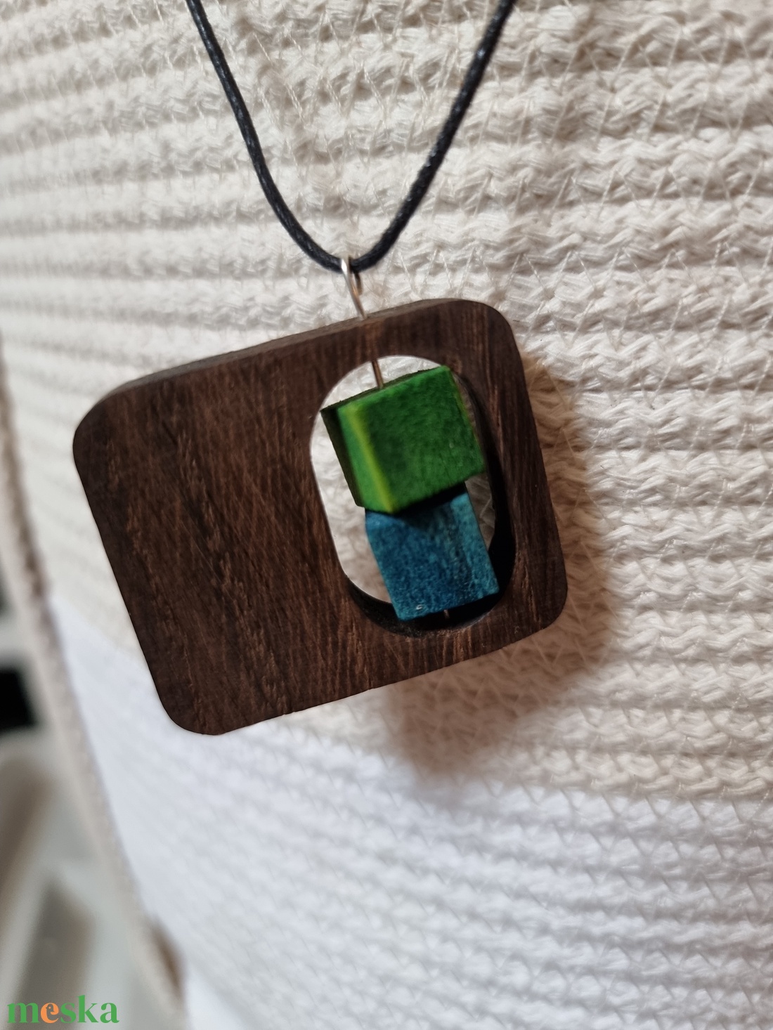 Diófa nyaklánc zöld-kék forgó betéttel - ékszer - nyaklánc - medálos nyaklánc - Meska.hu