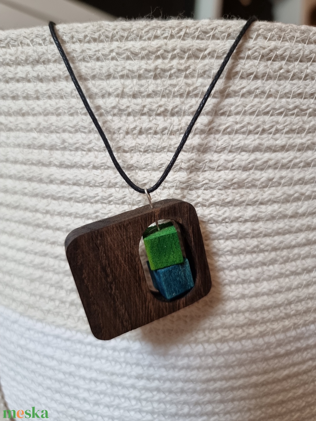 Diófa nyaklánc zöld-kék forgó betéttel - ékszer - nyaklánc - medálos nyaklánc - Meska.hu